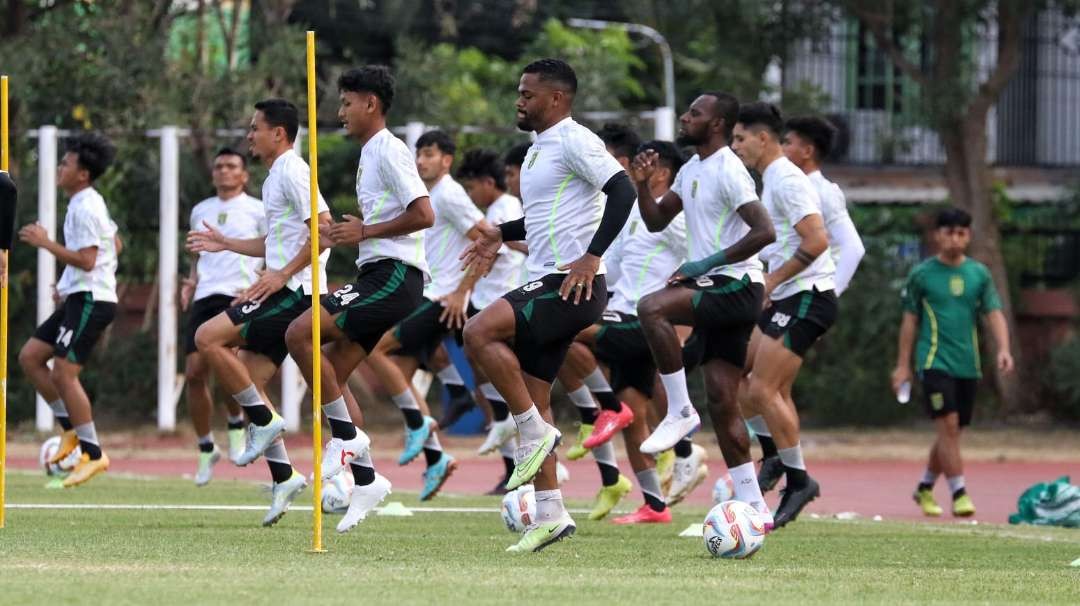 Pemain Persebaya saat menjalani latihan di Lapangan Thor, Surabaya. (Foto: Fariz Yarbo/Ngopibareng.id)