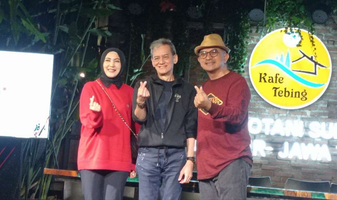 Fariz RM pose bersama dengan owner Taman Botani Sukorambi Jember, Jawa Timur. (Foto: Rusdi/Ngopibareng.id)