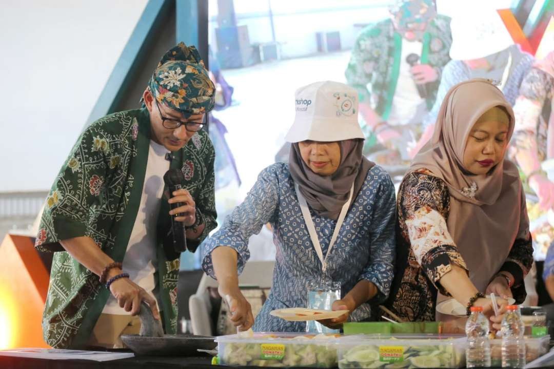 Menparekraf Sandiaga Salahuddin Uno saat meracik bumbu rujak erok-erok khas Probolinggo. (Foto: Ikhsan Mahmudi/Ngopibareng.id)