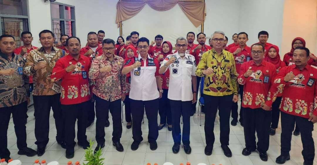 Irjen Kemenkumham Razilu (empat dari kiri) bersama jajaran Bapas dan Lapas Jember. (Foto: Humas Kemenkumham)