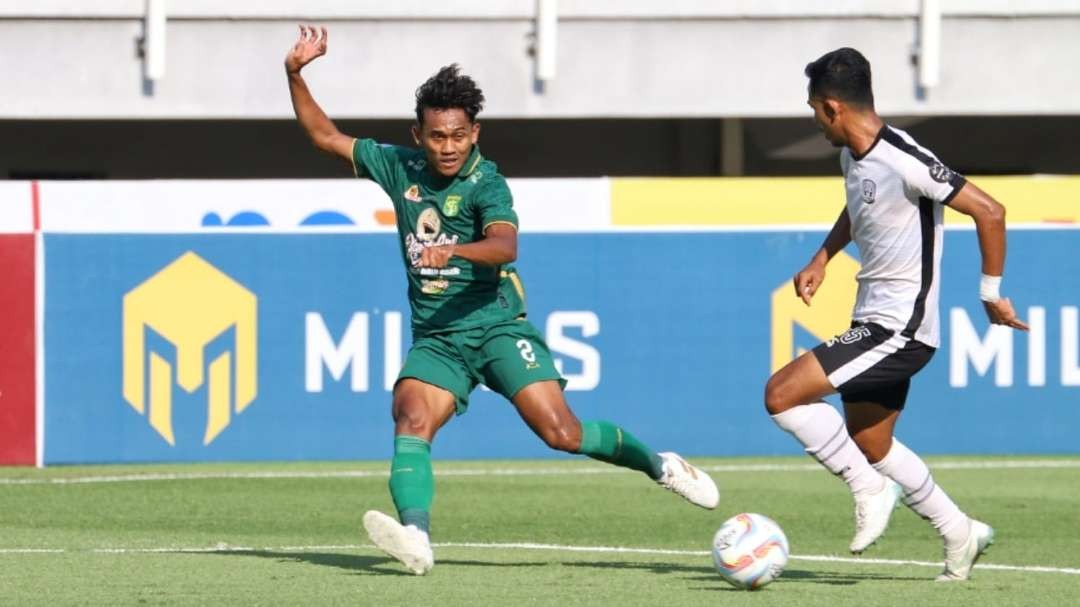 Pemain Persebaya, Arief Catur Pamungkas (hijau) kembali masuk line up saat melawan Persita. (Foto: Fariz Yarbo/Ngopibareng.id)