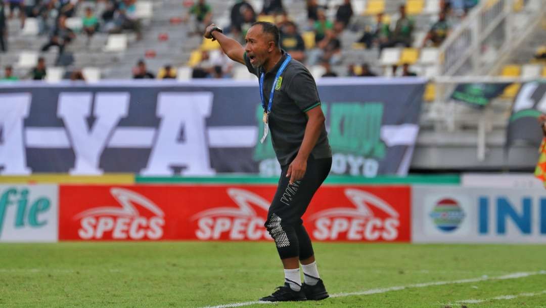 Karteker Persebaya, Uston Nawawi saat memberi instruksi pada pemainnya dalam laga melawan Persita Tangerang di Stadion Gelora Bung Tomo, Surabaya, Sabtu 12 Agustus 2023. (Foto: Fariz Yarbo/Ngopibareng.id)