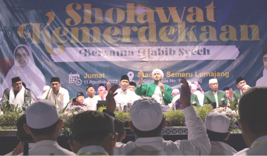 Pemerintah Kabupaten Lumajang menggelar Sholawat Kemerdekaan Bersama Habib Syech Bin Abdul Qodir Assegaf, bertempat di Stadion Semeru Lumajang. (Foto: Kominfo Lumajang)