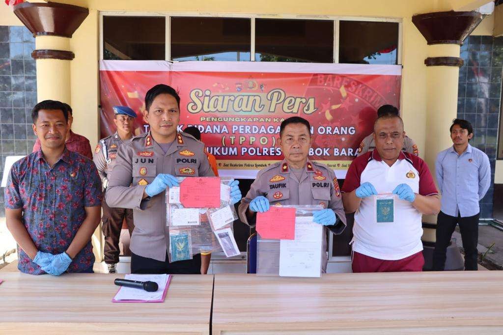 Kapolres Lombok Barat menunjukkan barang bukti yang disita dari dua pelaku TPPO. (Foto: Humas Polda NTB)