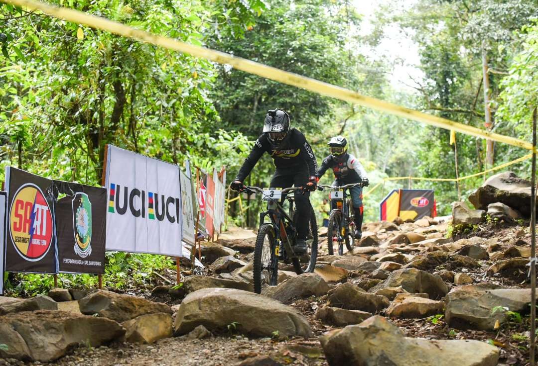 Pembalap dowhill berlomba menaklukkan sirkuit gantasan (foto:Humas Pemkab Banyuwangi)