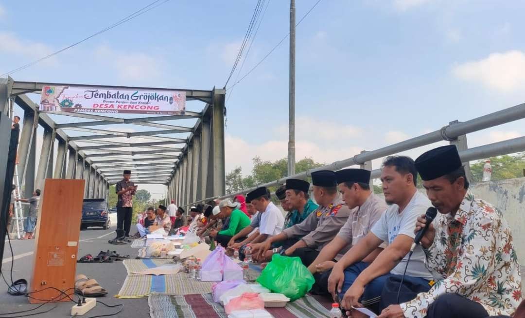 Warga saat menggelar doa bersama di sebuah jembatan di Dusun Ponjen, Desa Kencong (Foto: Istimewa)