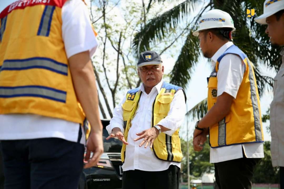 Menteri Basuki saat meninjau progres preservasi Jalan Nasional Lintas Timur (Jalintim) Sumatera di Provinsi Sumatera Selatan sepanjang 30 km. (Foto: Biro Komunikasi Kementerian PUPR)