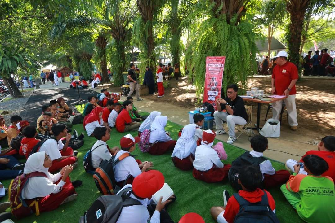 Sejumlah pelajar SD mengikuti Festival Literasi Merdeka (foto: Humas Pemkab Banyuwangi)