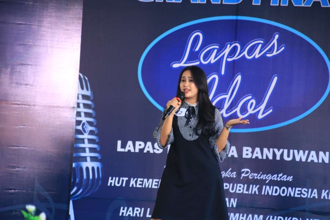 Salah seorang peserta lomba Karaoke Lapas Idol di Lapas Banyuwangi (foto: istimewa)