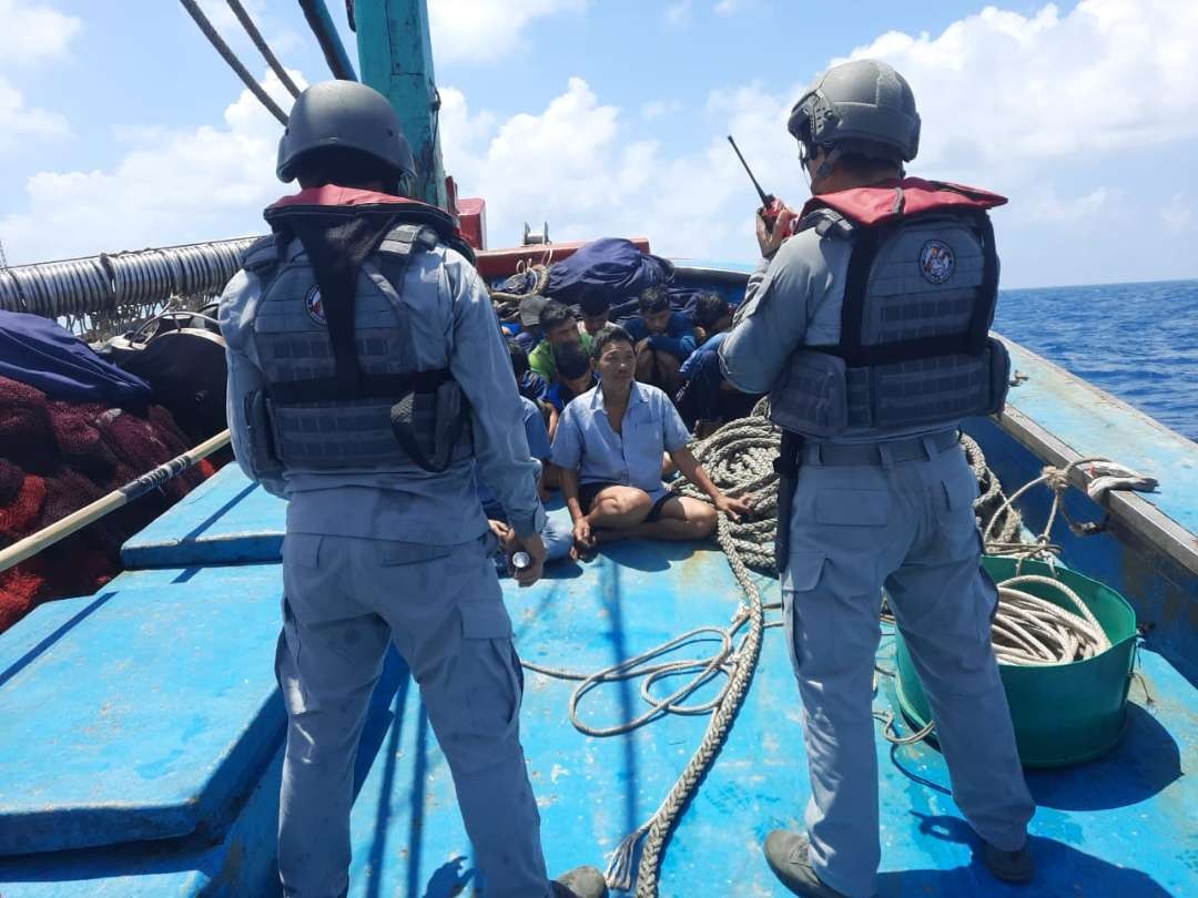 Dua anggota Bakamla tengah mengamankan 12 ABK kapal berbendera Vietnam yang diduga melakukan pencurian ikan di perairan nusantara. (Foto: dok. bakamla)