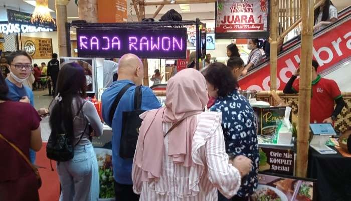 Pengunjung Desa Kuliner Mal Ciputra Jakarta rela antre masakan khas Jawa Timur, menu rawon. (Foto: Asmanu Sudharso/Ngopibareng.id)