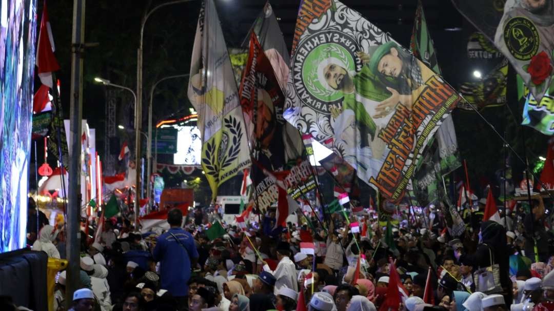 Ribuan Syechermania mengikuti dzikir dan salawat di Gedung Negara Grahadi, Surabaya, Minggu 13 Agustus 2023 malam. (Foto: Fariz Yarbo/Ngopibareng.id)