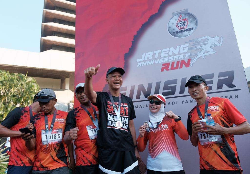 Gubernur Jawa Tengah, Ganjar Pranowo bersama istri, Ketua TP PKK Jawa Tengah, Siti Atikoh Ganjar di Jateng Anniversary Run, Minggu 13 Agustus 2023. (Foto: Humas Pemprov Jateng)