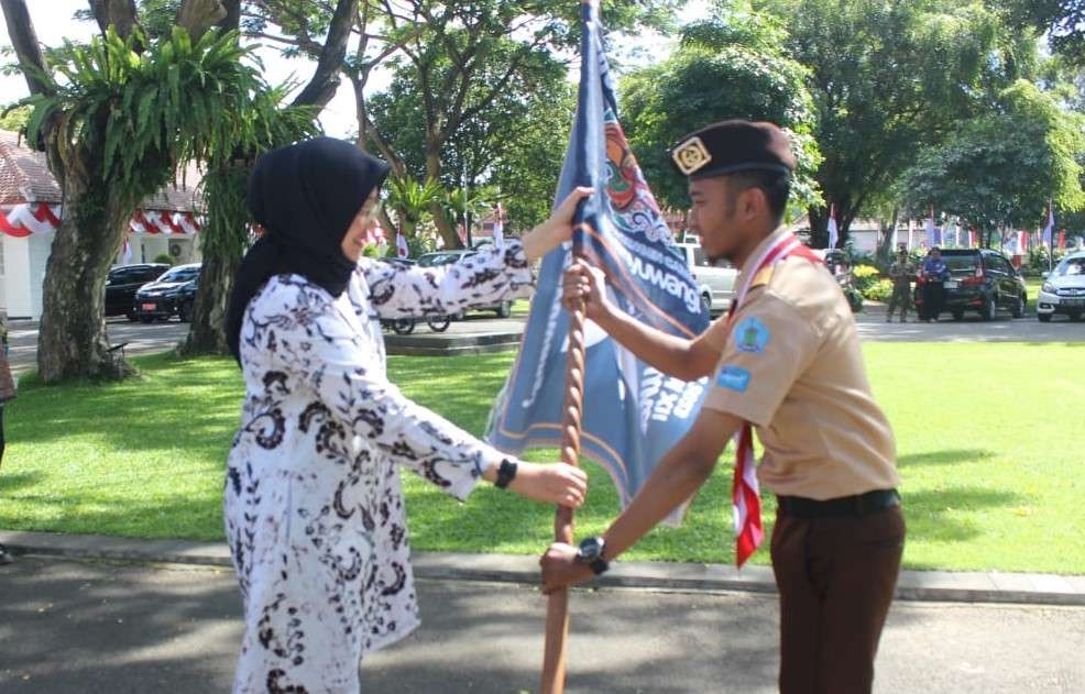 Bupati Banyuwangi, Ipuk Fiestiandani melepas kontingan Raimuna Nasional XII Banyuwangi, Jawa Timur. (Foto: Istimewa)