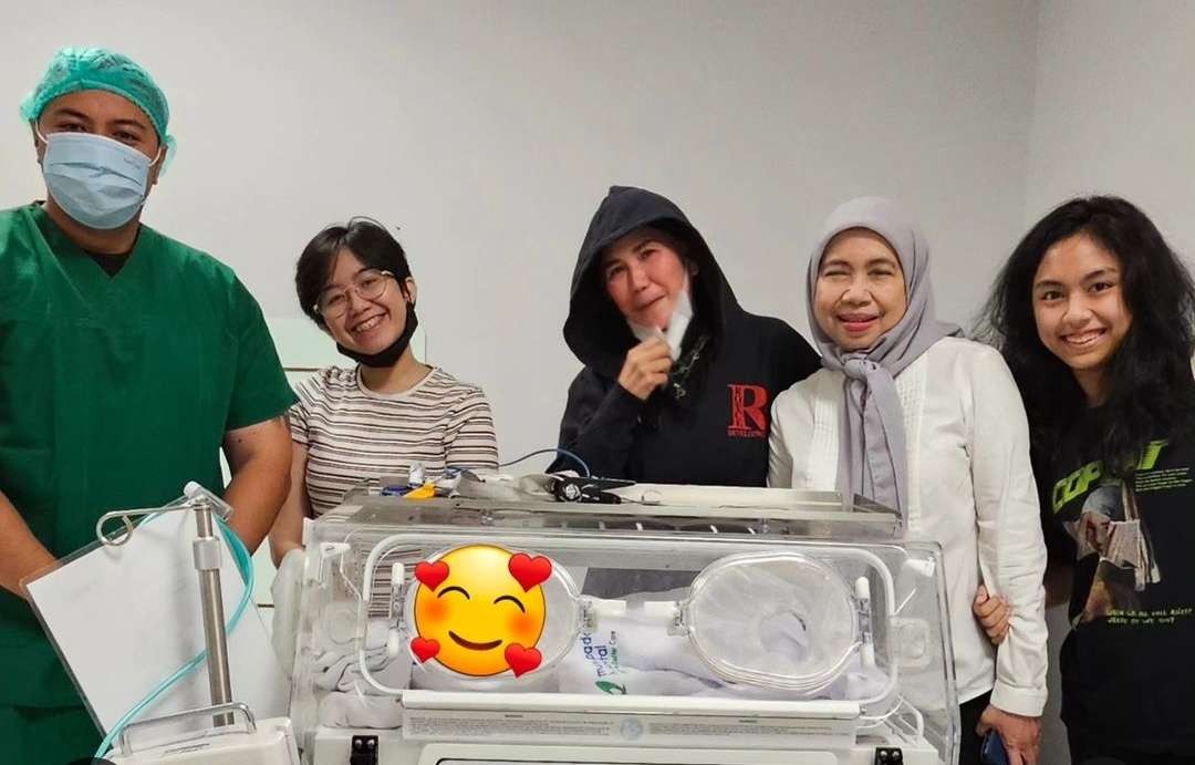 Nicky Astria (tengah) punya cucu pertama dari putri sulungnya, Zana Cobhita Arethusa. (Foto: Instagram)