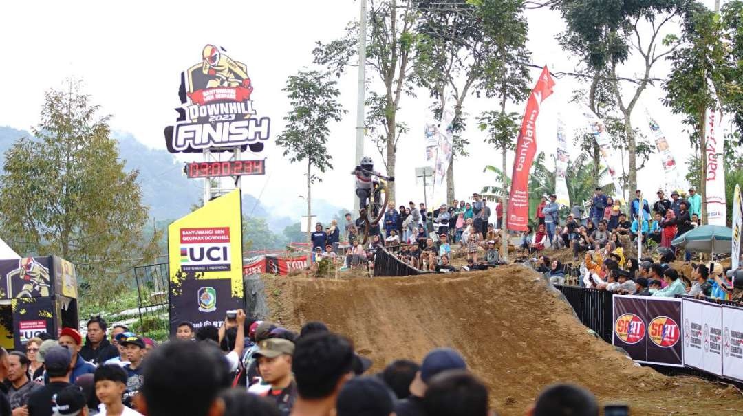 Para pembalap Downhill berlomba menjadi yang terbaik dilintasan sepanjang 1,8 km di lereng Gunung Ijen Banyuwangi (foto: Humas Pemkab Banyuwangi)