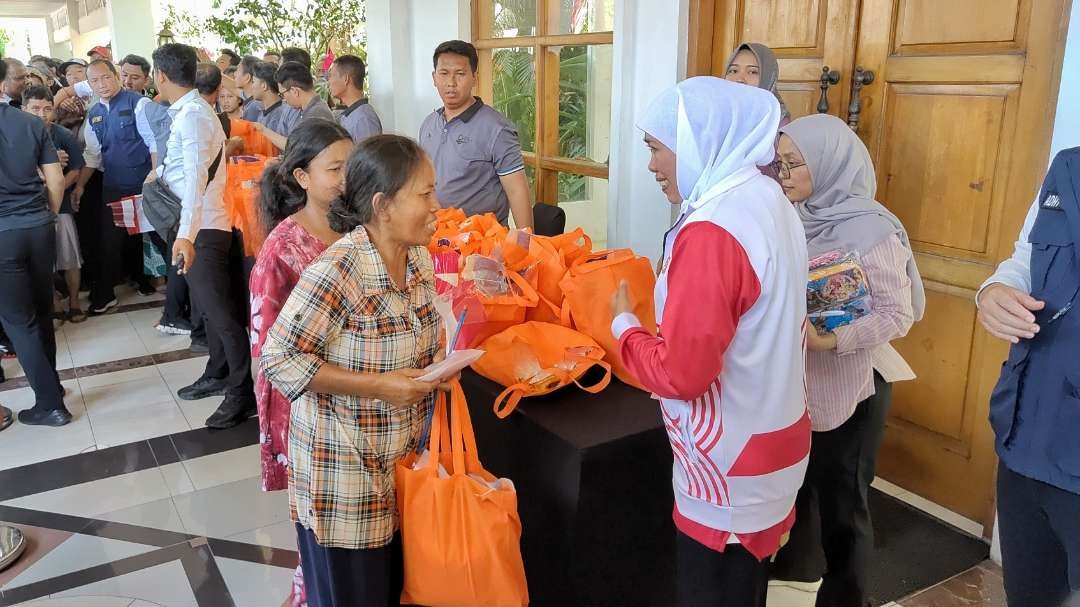 Gubernur Jatim, Khofifah Indar Parawansa saat membagikan bendera dan beras gratis kepasa warga di Gedung Bhinaloka Kantor Gubernur Jatim, Surabaya, Minggu 13 Agustus 2023. (Foto: Fariz Yarbo/Ngopibareng.id)