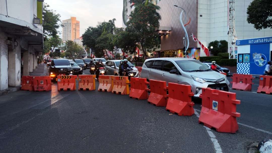 Aparat telah menutup akses dari Jalan Basuki Rahmat menuju Jalan Gubernur Suryo, Minggu 13 Agustus 2023. (Foto: Fariz Yarbo/Ngopibareng.id)