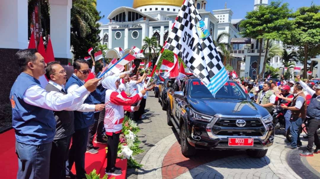 Gubernur Jatim, Khofifah Indar Parawansa saat melepas TKSK dan Tagana mengirim bantuan kepada perintis kemerdekaan, janda perintis kemerdekaan, dan ahli waris pahlawan nasional di Kantor Gubernur Jatim, Jalan Pahlawan Surabaya, Minggu 13 Agustus 2023. (Foto: Fariz Yarbo/Ngopibareng.id)