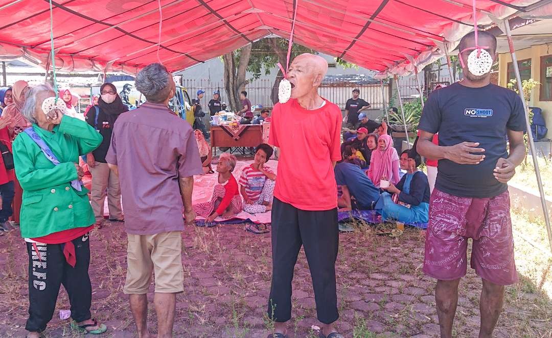 Lomba makan kerupuk ODGJ di Liponsos Sidoarjo (Foto : Aini/Ngopibareng.id)