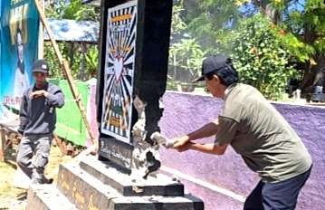 Anggota PSHT Situbondo membongkar sendiri tugu perguruan silat di Desa Tlogosari, Kecamatan Sumbermalang, Senin 14 Agustus 2023.(Foto: Humas Polres Situbondo)