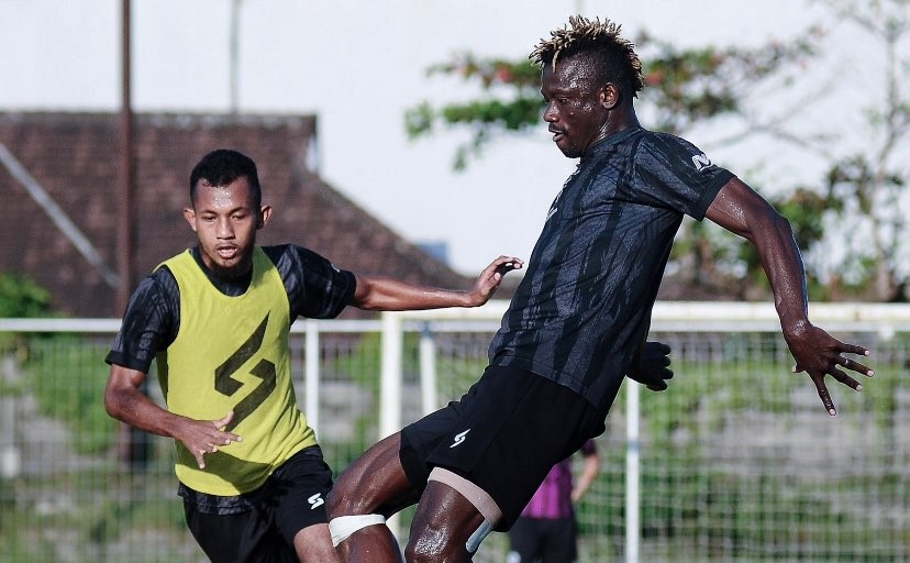 Pemain Arema FC saat menjalani sesi latihan (Foto: Twitter/@Aremafcofficial)