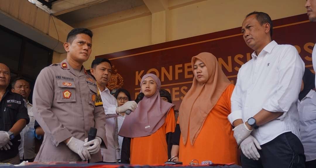 Dua tersangka dihadirkan dalam konferensi pers di Polres Mojokerto.(Foto Deni Lukmantara/Ngopibareng.id)