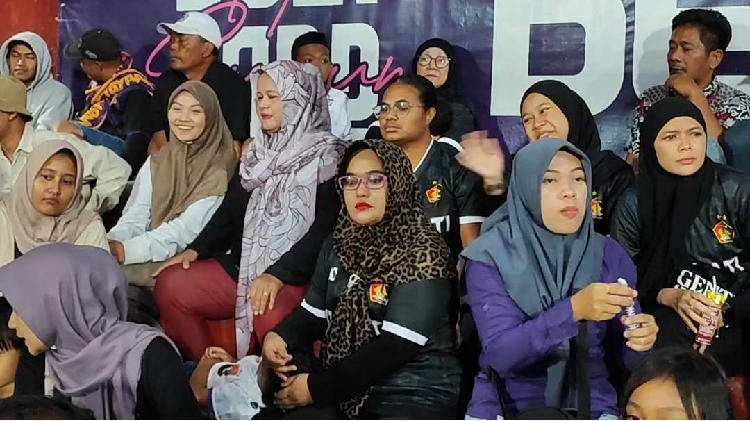 Emak-emak tim doa. Pemain ke 12 Persik Kediri Hadir di Stadion Brawijaya Kediri (Foto: Fendi Lesmana/Ngopibareng.id)