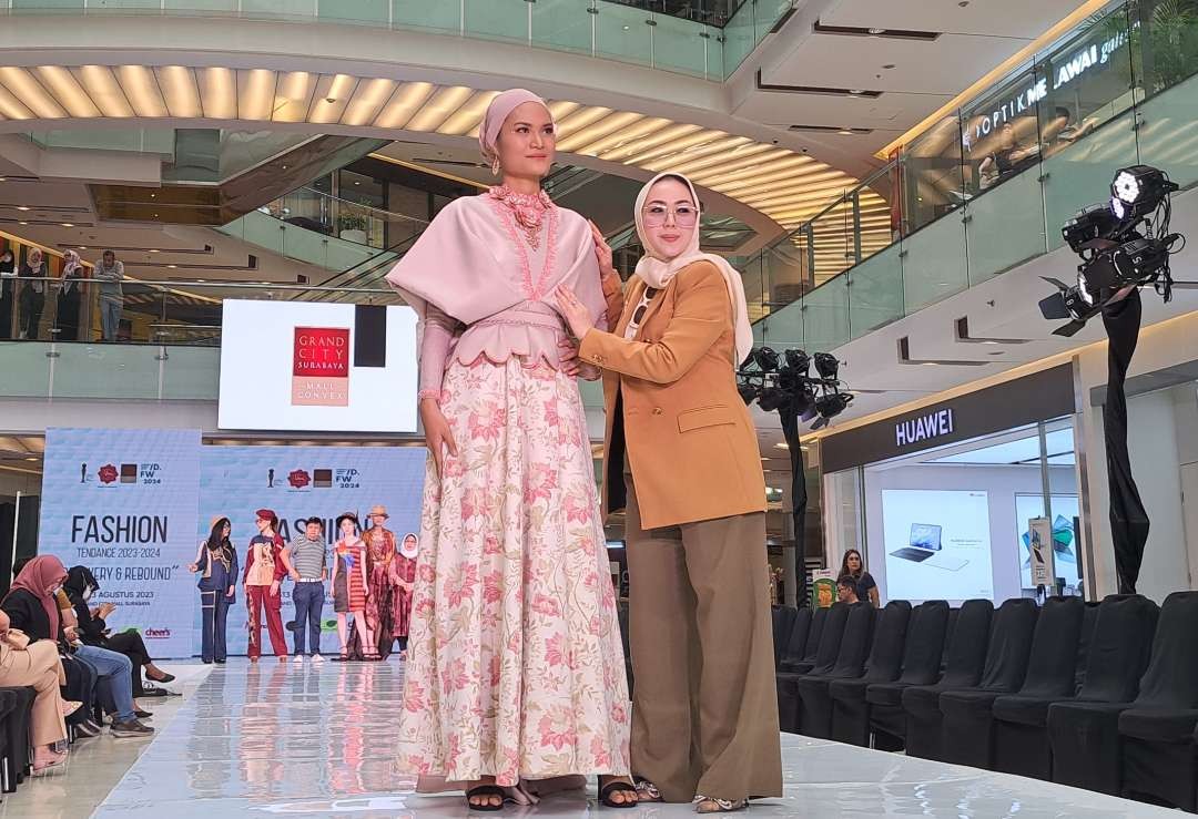 Gita Orlin saat menunjukan rancangan busana yang terinspieasi dari bunga Peony di Grand City Surabaya. (Foto: Pita Sari/Ngopibareng.id)