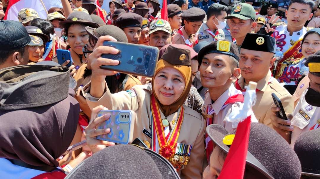 Gubernur Jatim, Khofifah Indar Parawansa menerima permintaan foto bersama usai upacara peringatan Hari Pramuka ke-68 di Gedung Negara Grahadi, Surabaya, Senin 14 Agustus 2023. (Foto: Fariz Yarbo/Ngopibareng.id)