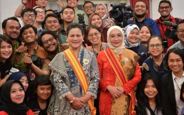 Ibu Negara Hj. Iriana Joko Widodo serta Ibu Hj. Wury Ma’ruf Amin foto  bersama wartawan Istana setelah menerima bintang kehormatan RI (Foto: Setpres)