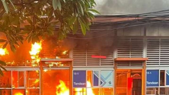 Suasana saat kebakaran Hatle Transjakarta Jalan Kapten Tendean, Mampang Prapatan, Jakarta Selatan, Senin 14 Agustus 2023. (Foto: Twitter)