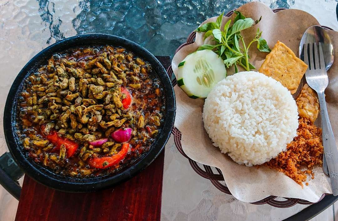 Kupang sambel gami, kuliner di Sidoarjo. (foto : Aini/Ngopibareng.id)