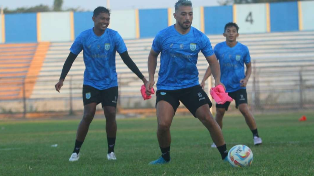 Pemain asal Chile, Matt Lagos (tengah) saat latihan di Stadion Surajaya Lamongan (Foto: Istimewa)