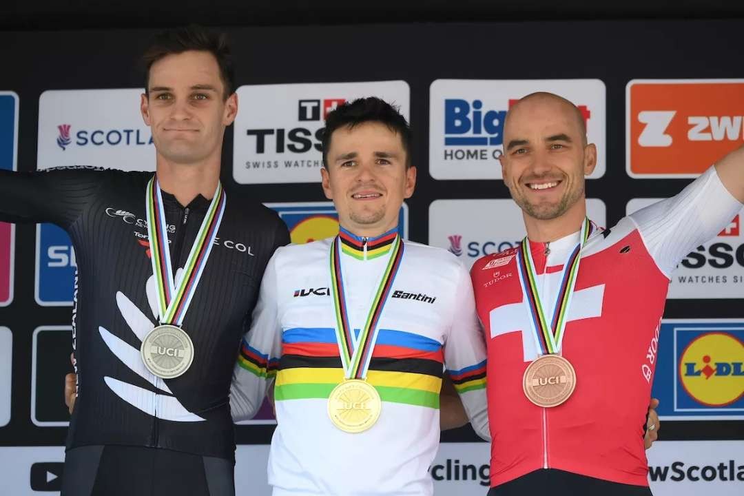 Tom Pidcock (tengah) sang juara satu bersama Samuel Gaze dari New Zealand dan sang juara tiga Nino Schurter dari Swiss.