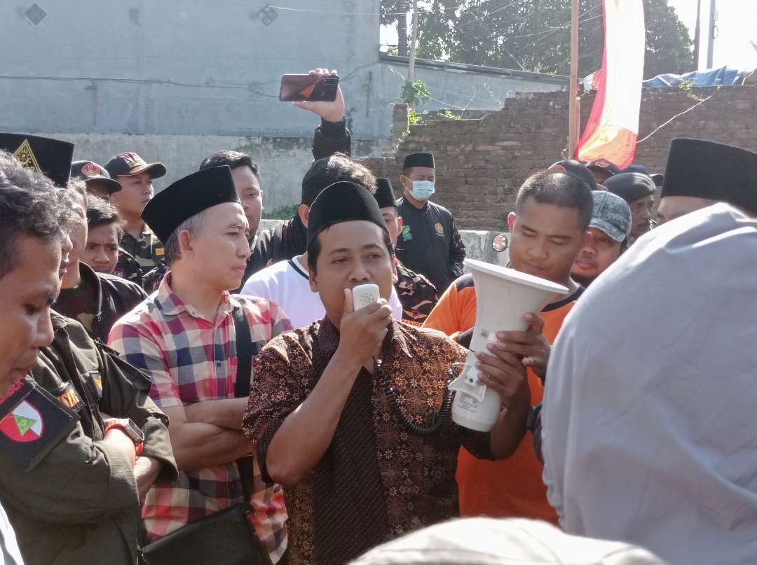 Ketua DPD PKS Jember, Sudiyanto saat memberikan klarifikasi kepada puluhan Banser (Foto: Rusdi/Ngopibareng.id)