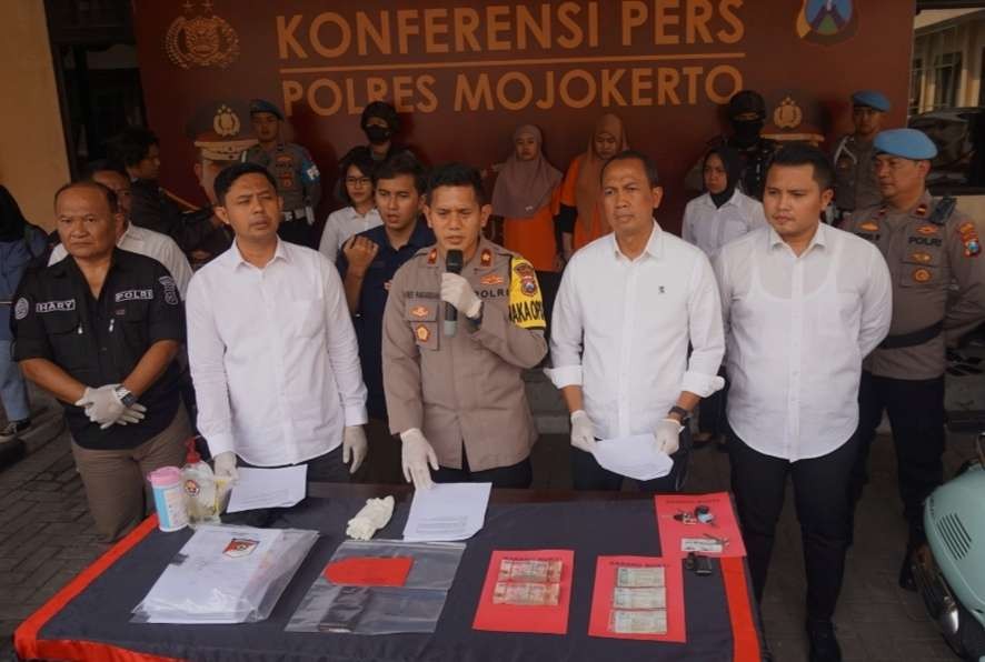 Konferensi pers ungkap kasus investasi bodong di Polres Mojokerto.(Foto Deni Lukmantara/Ngopibareng)