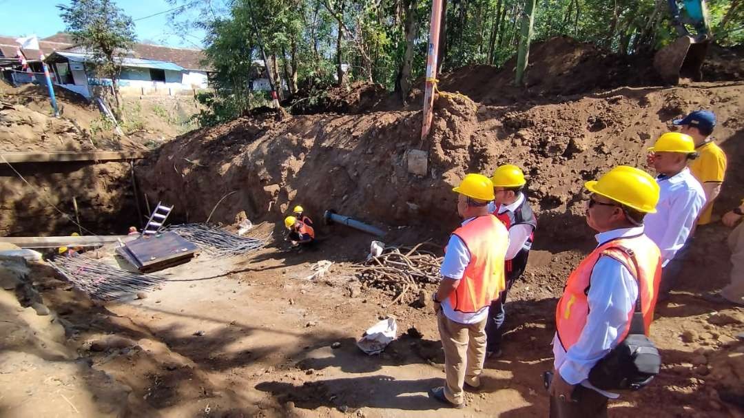 Anggota Komisi V DPR Ri Sumail Abdullah melihat proses pembangunan jembatan Alasbuluh I (foto: Muh Hujaini/Ngopibareng.id)