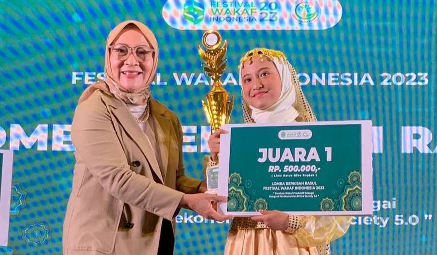 Pemberian hadiah pada Festival Wakaf Indonesia oleh Ketua Umum Gerakan Wakaf Indonesia Susi Susiatin. (Foto: Wakaf ind)