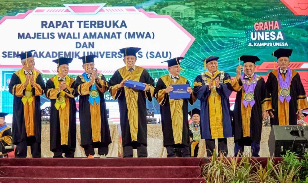 Rektor Unesa Prof Nurhasan saat memberikan gelar kehormatan pada dua perwira Polisi hari ini, Senin, 14 Agustus 2023. (Foto: Pita Sari/Ngopibareng.id)