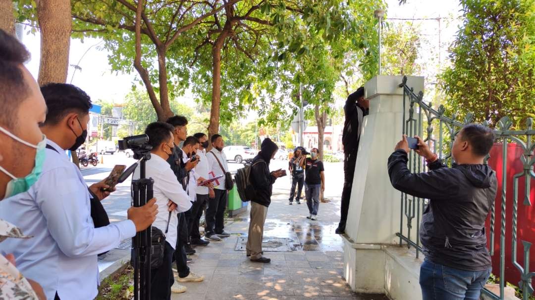 Aparat saat melakukan penyidikan di Gedung Grha Wismilak, Surabaya, Senin 14 Agustus 2023. (Foto: Fariz Yarbo/Ngopibareng.id)