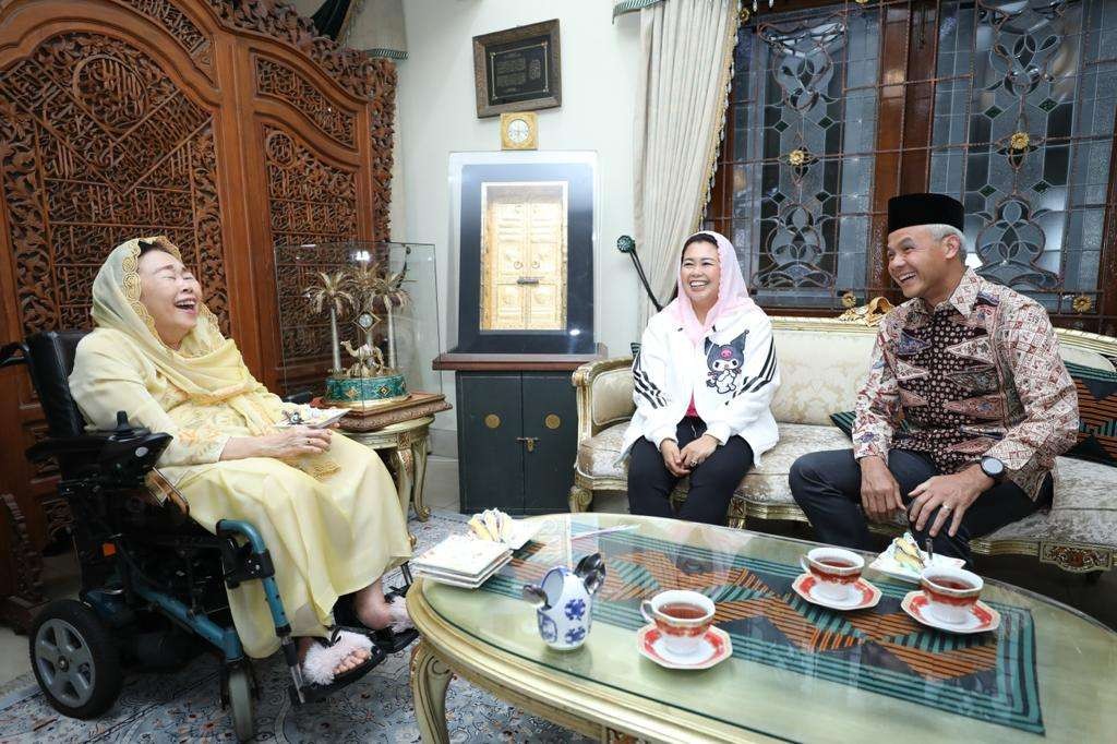 Putri Presiden RI ke-4, Yenny Wahid dan calon presiden dari PDI Perjuangan, Ganjar Pranowo saat sowan ke kediaman ibu Sinta Nuriyah Abdurrahman Wahid di Ciganjur, Kecamatan Jagakarsa, Jakarta Selatan, Minggu 13 Agustus 2023 malam.(Foto: dok. istimewa)