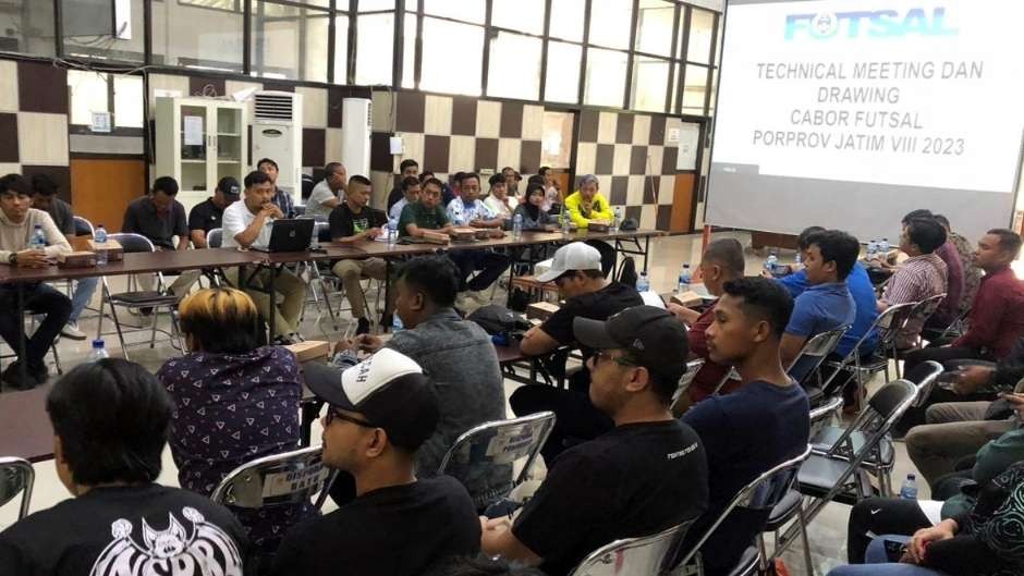 Peserta futsal Porprov Jatim 2023 mengikuti technical meeting di Gedung KONI Jatim, Surabaya, Selasa 15 Agustus 2023. (Foto: Fariz Yarbo/Ngopibareng.id)