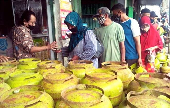 Pemkab Bondowoso keluarkan SE Bupati imbauan larangan ASN dan karyawan BUMN agar distribusi LPG 3 kg subsidi tepat sasaran. (Foto: Guido/Ngopibareng.id)