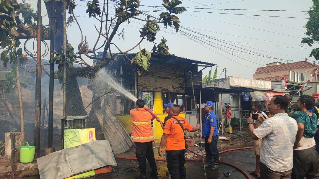 Warung es teh dibakar pria yang diduga mabuk.(Foto Deni Lukmantara/Ngopibareng.id)