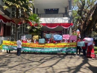 Sejumlah warga yang melakukan aksi di Gedung DPRD Kota Malang yang menolak pengosongan rumah (Foto: Lalu Theo/Ngopibareng.id)