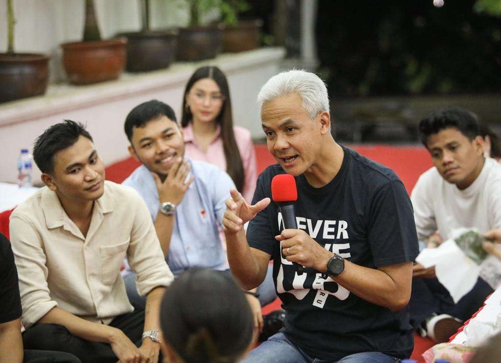 Gubernur Jawa Tengah Ganjar Pranowo menyebut, para influencer dan anak-anak muda yang sukses dalam industri kreatif, layak mendapatkan paspor biru. (Foto: Ist)