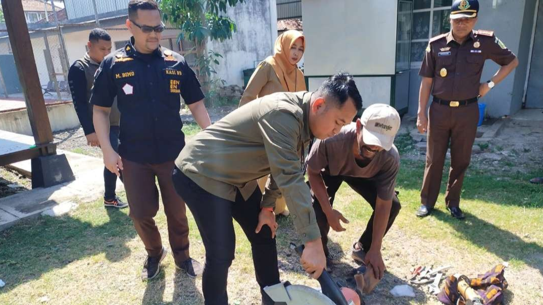 Sejumlah barang bukti dimusnahkan dengan cara dipotong menggunakan gerinda. (Foto: Istimewa)