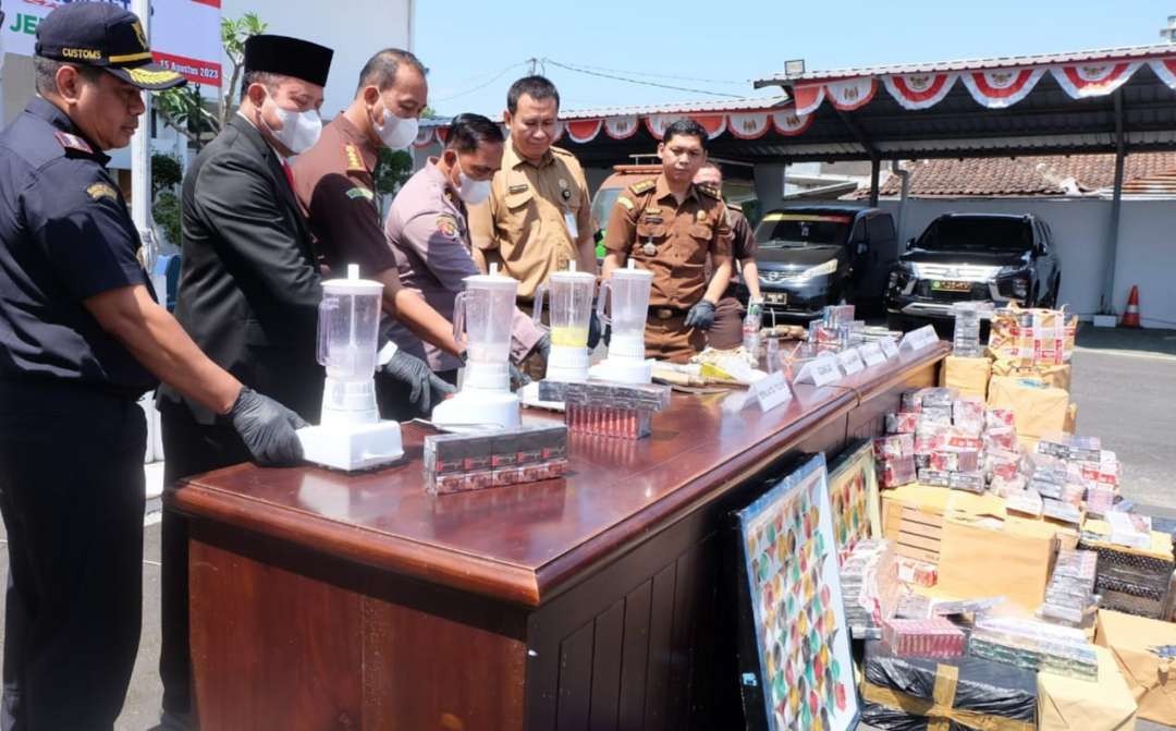 Proses pemusnahan barang bukti dari 294 kasus di halaman kantor Kejaksaan Negeri Jember (Foto: Dok Humas Kejari Jember)