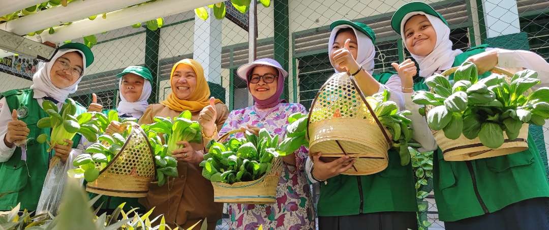 Panen sayuran hidroponik, Ketua Komisi C DPRD Kota Kediri, Sunarsiwi Ganik Pramana, apresiasi kemandirian pelajar SMP Negeri 4. (Foto: Fendi Lesmana/Ngopibareng.id)